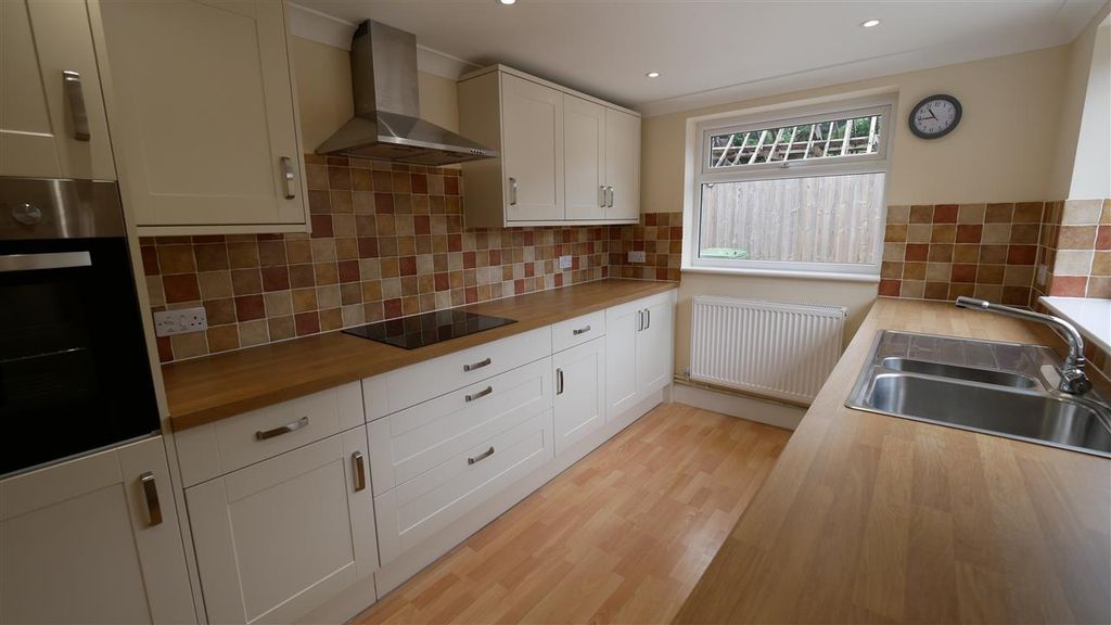 Property photo 3 of 11 Kitchen
