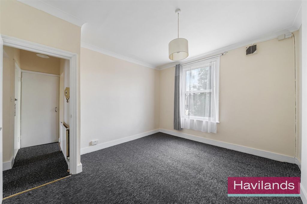 Property photo 3 of 9 Thornford Road-7.Jpg