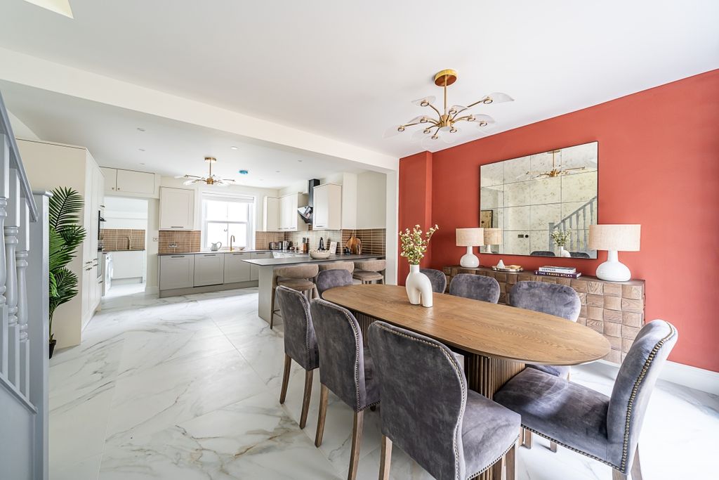 Property photo 2 of 31 71-Warwick-Way-36