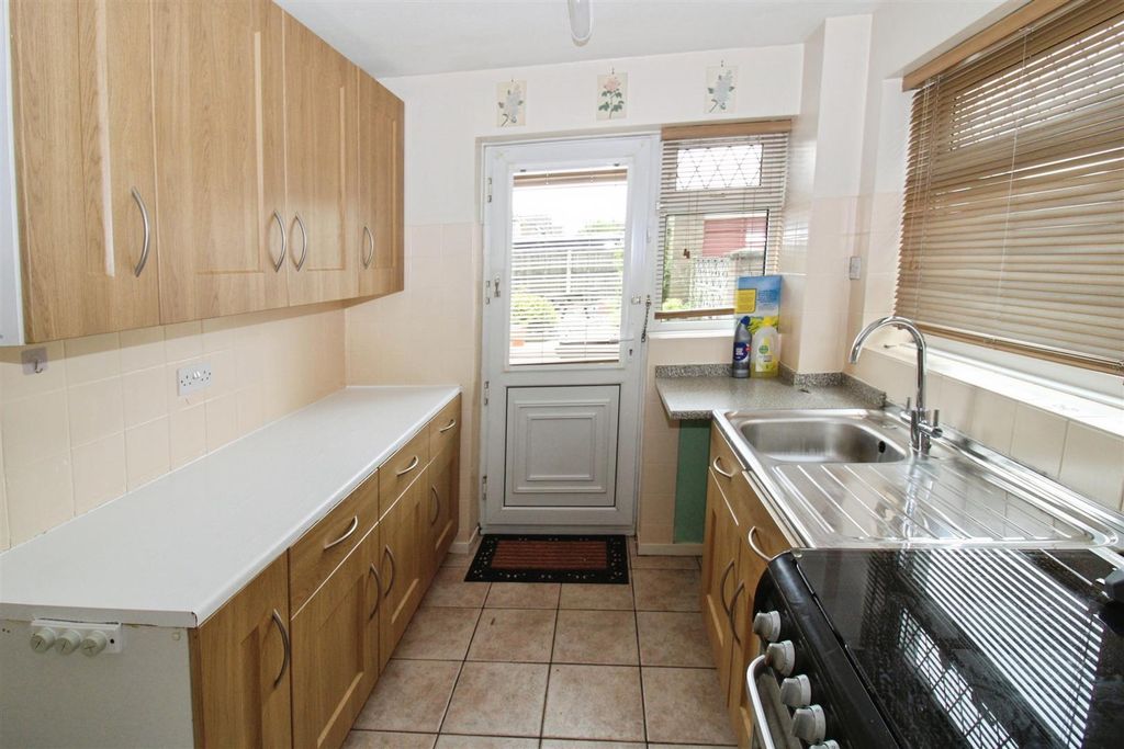 Property photo 3 of 17 Fitted Kitchen