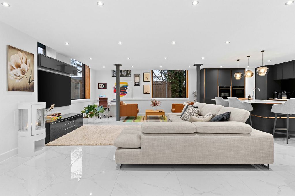 Property photo 3 of 32