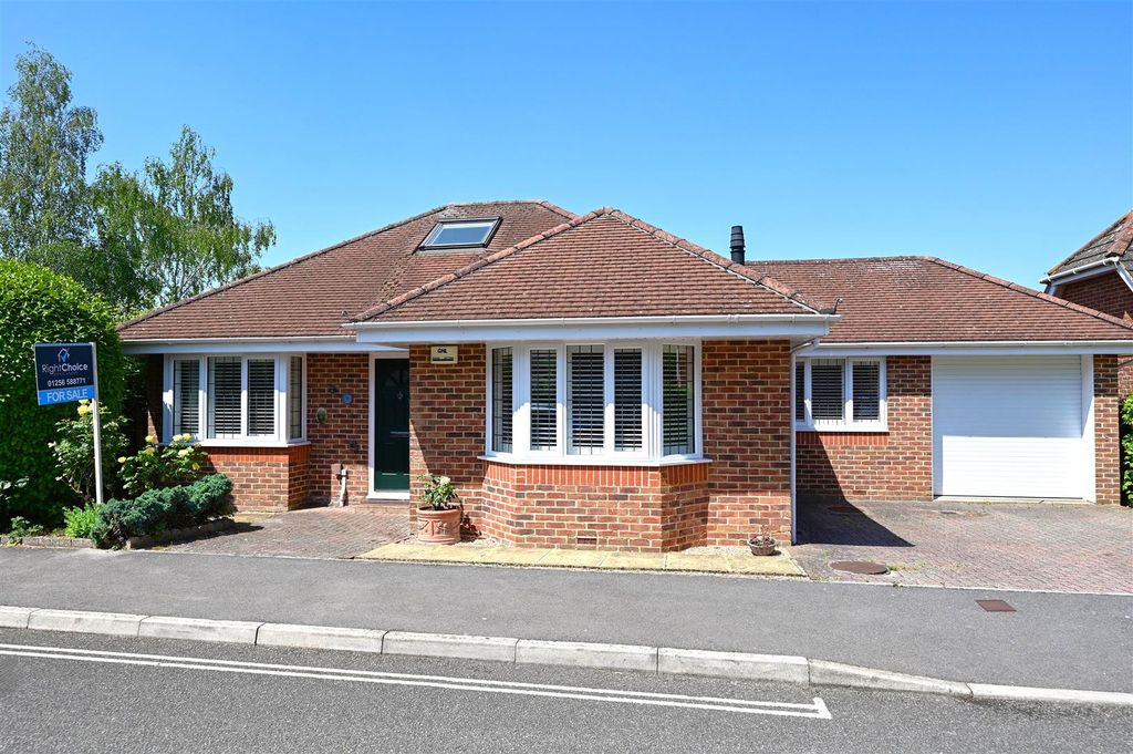 Property photo 1 of 19 Schroeder Close