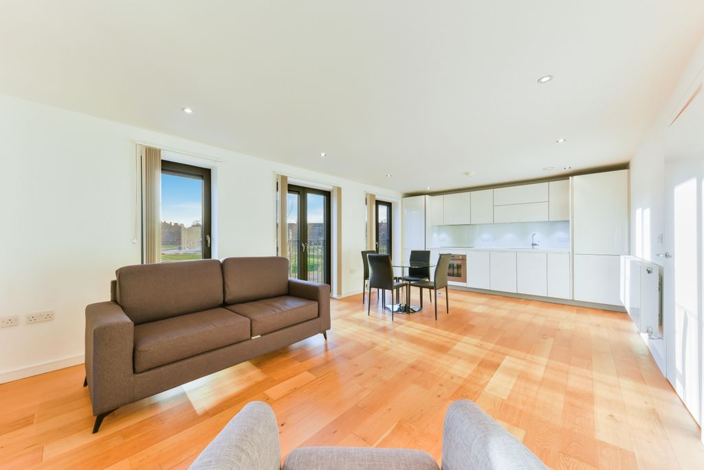 Property photo 2 of 10 Oval Quarter, Hamilt