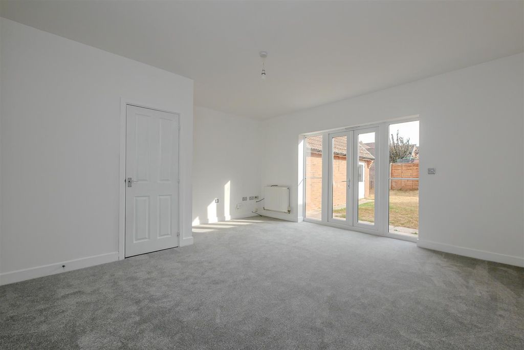 Property photo 2 of 14 Living/Dining Room