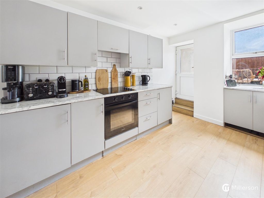 Property photo 3 of 10 Kitchen