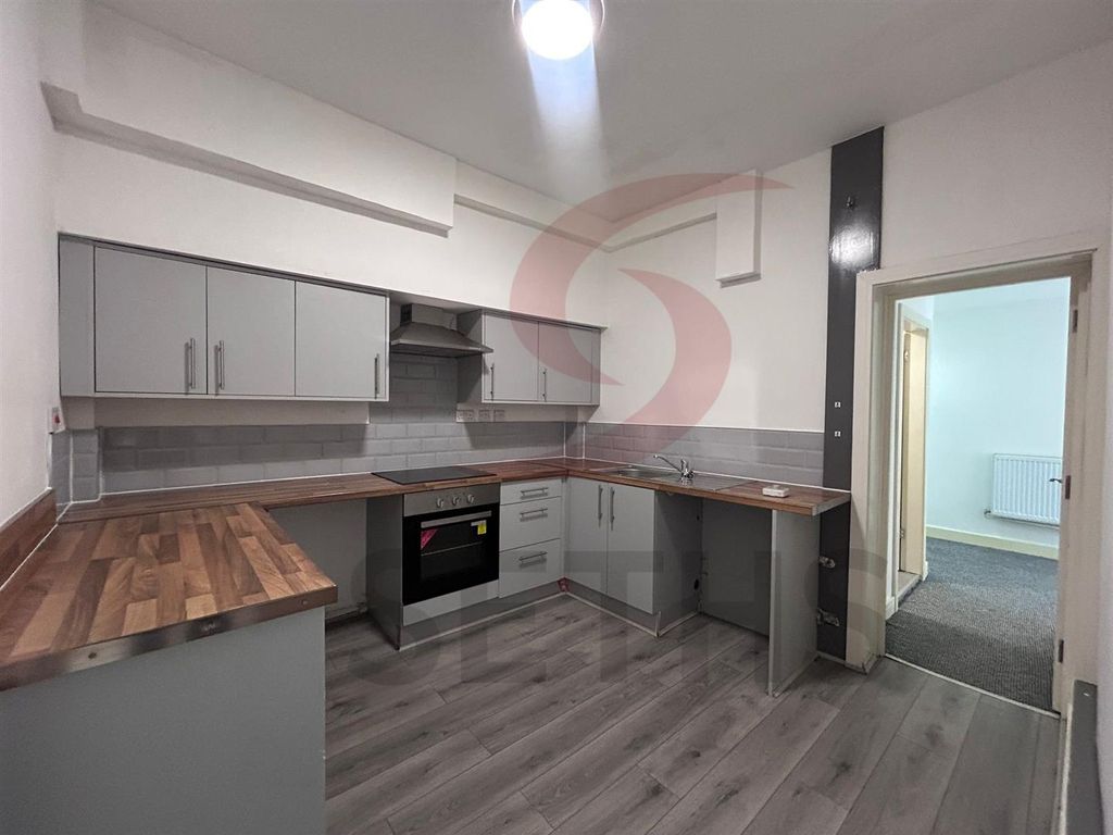 Property photo 3 of 11 Kitchen