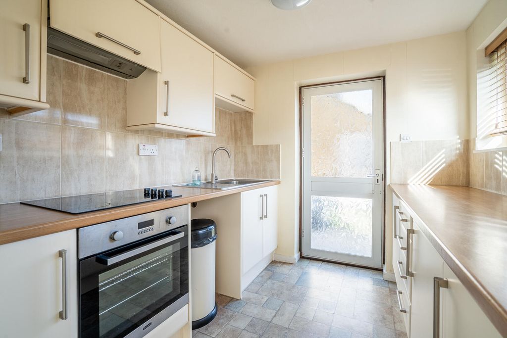 Property photo 2 of 11 Kitchen