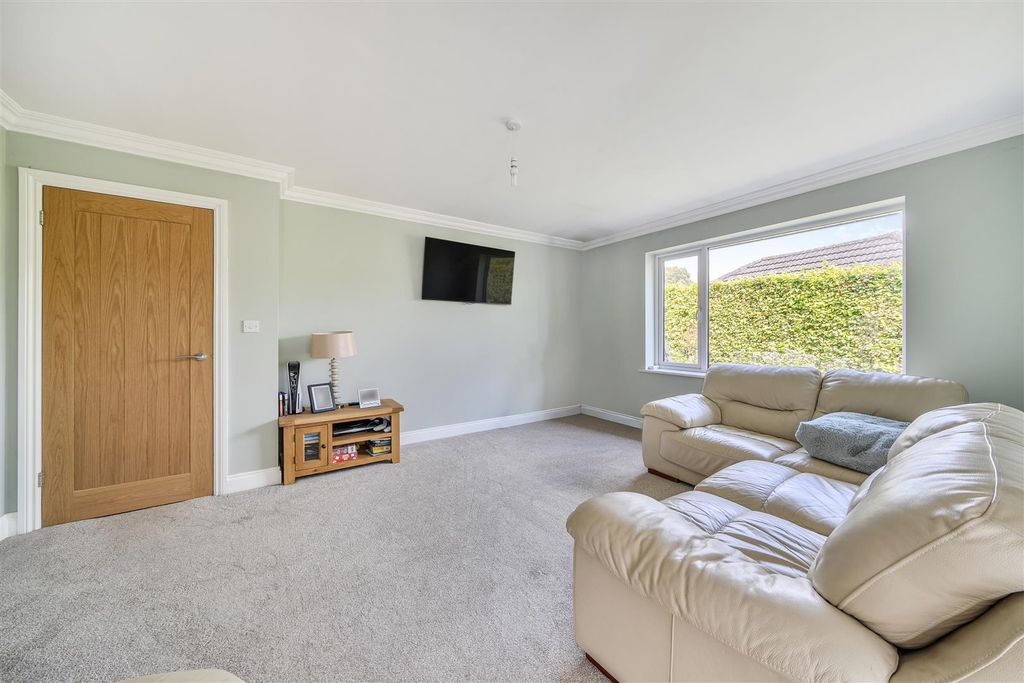 Property photo 3 of 14 Sitting Room