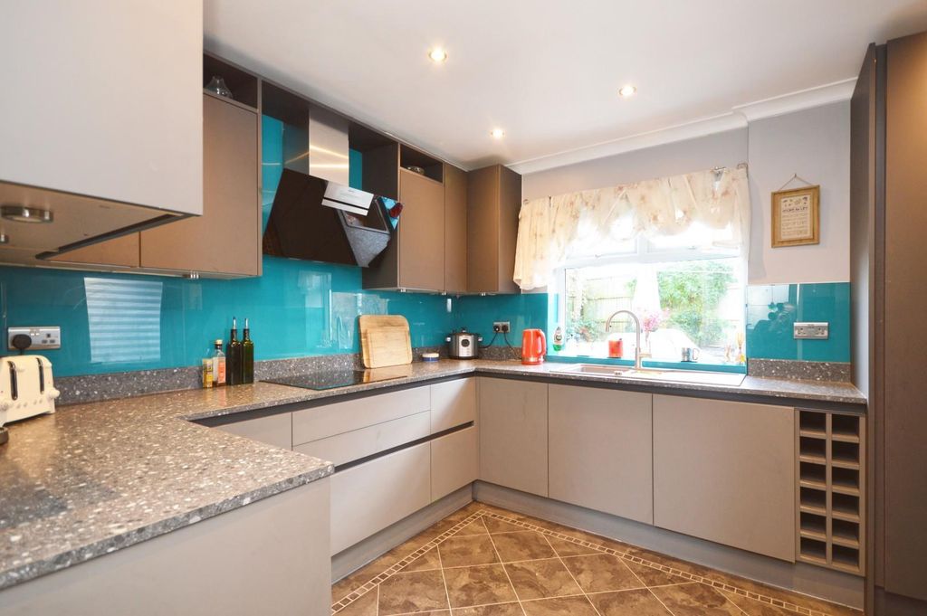 Property photo 3 of 26 Kitchen