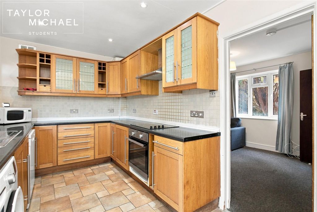 Property photo 3 of 17 Kitchen