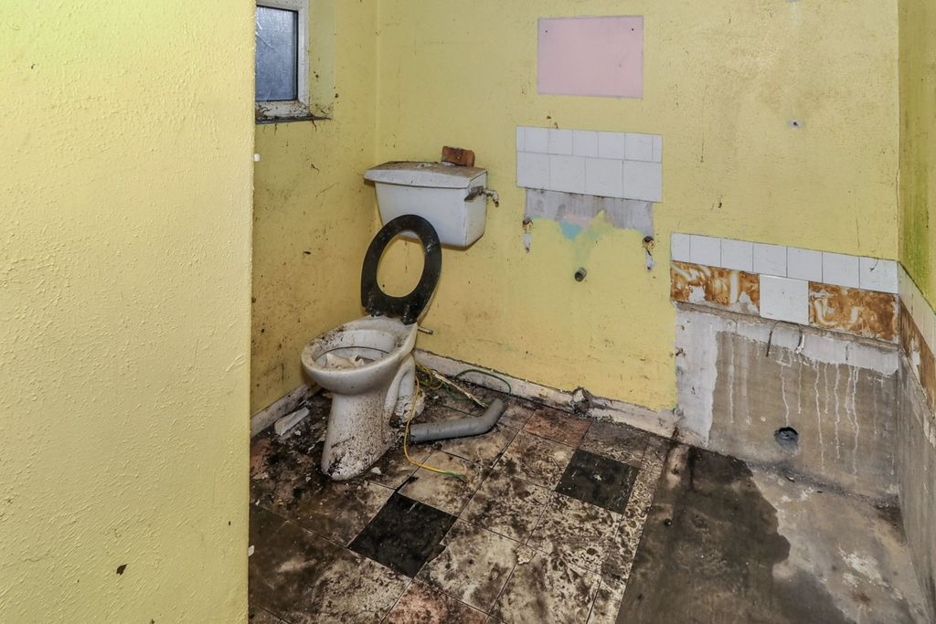 Property photo 3 of 14 16 Victoria Street, Sheerness, Kent, Me12 1Xz