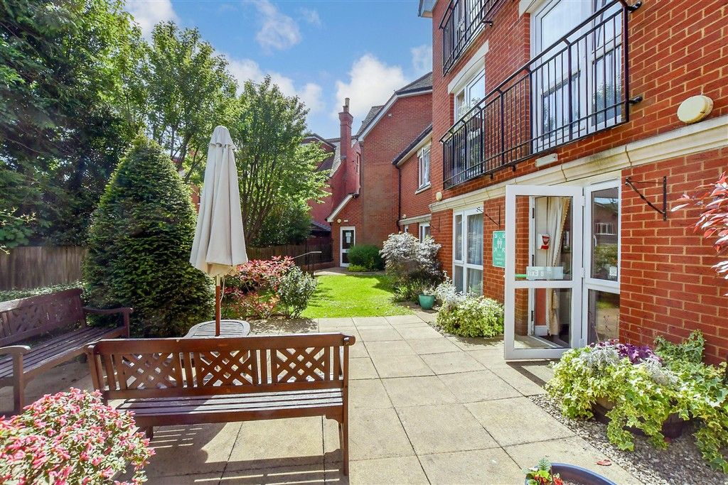 Property photo 2 of 12 Communal Gardens