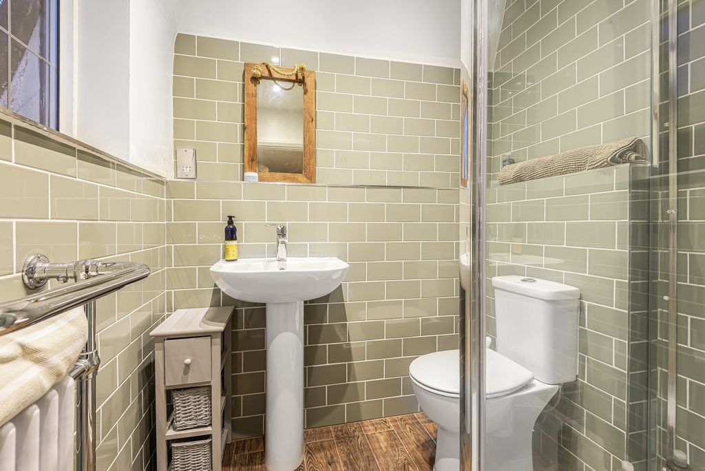 Property photo 3 of 8 En-Suite