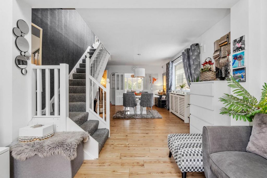 Property photo 2 of 28