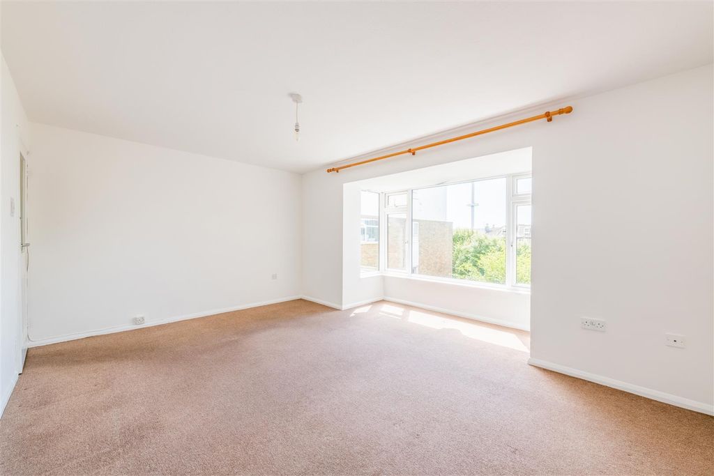 Property photo 2 of 17 21 Heather Court-6.Jpg
