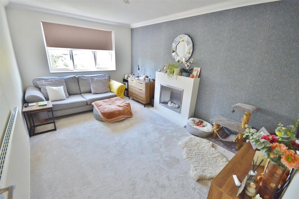 Property photo 2 of 10 Lounge