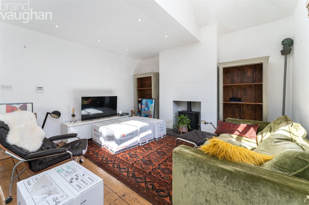 Property photo 1 of 13 Lounge