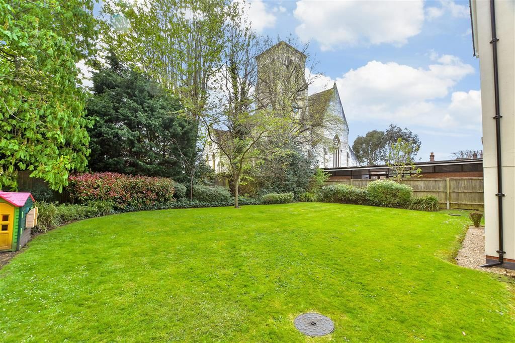 Property photo 2 of 12 Communal Gardens