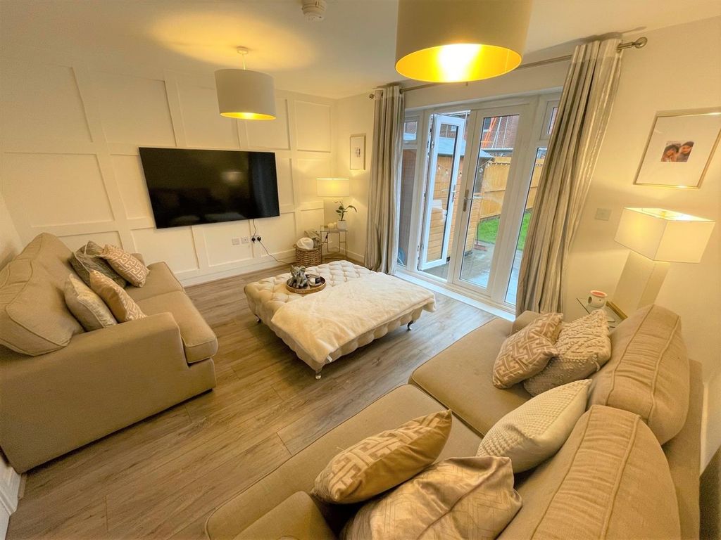 Property photo 2 of 11 Lounge