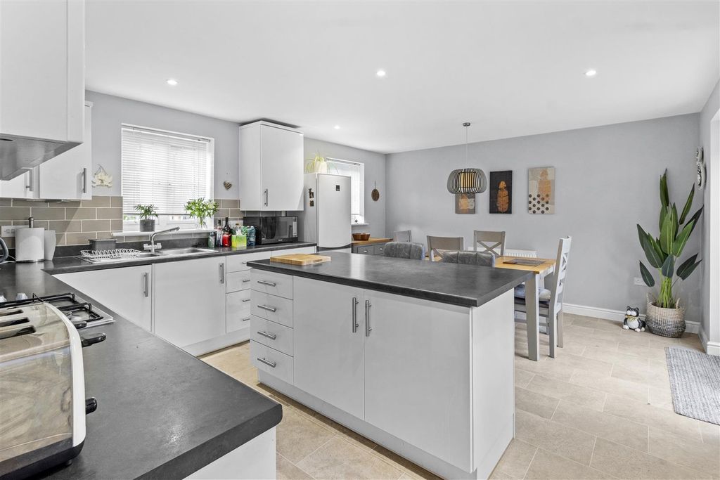 Property photo 2 of 25 Kitchen/Breakfast Room