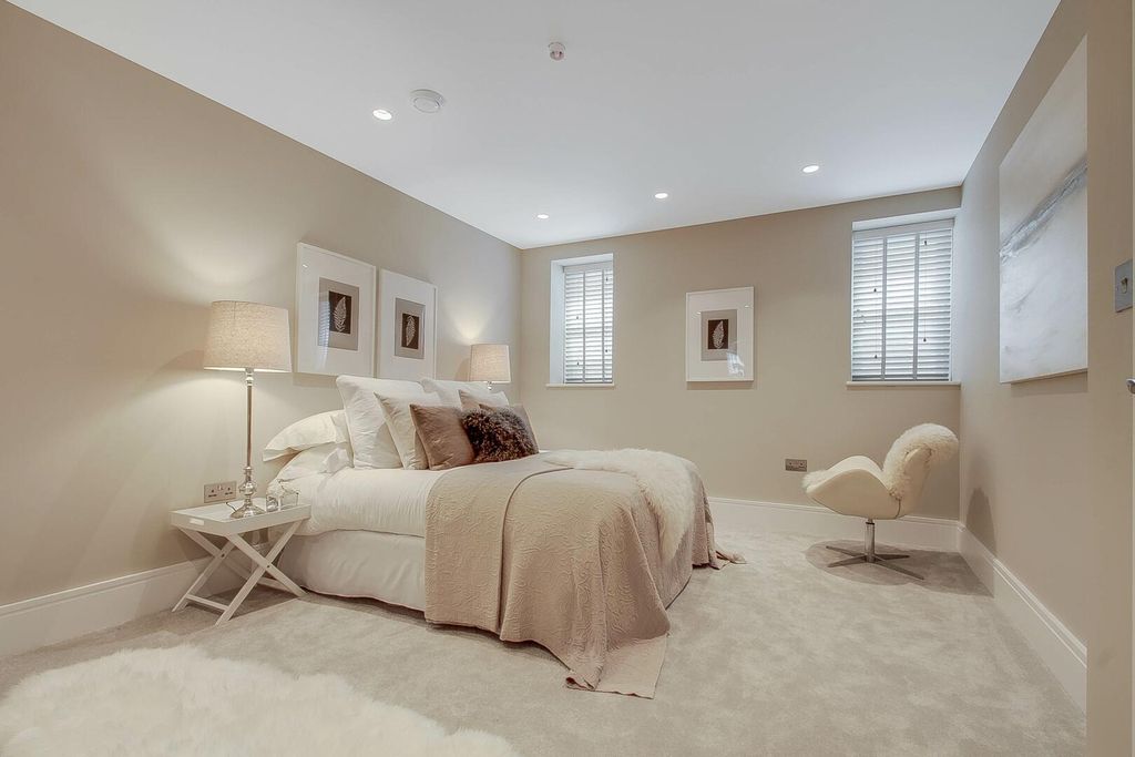 Property photo 3 of 20 Bedroom