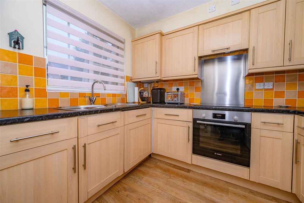 Property photo 3 of 19 Kitchen