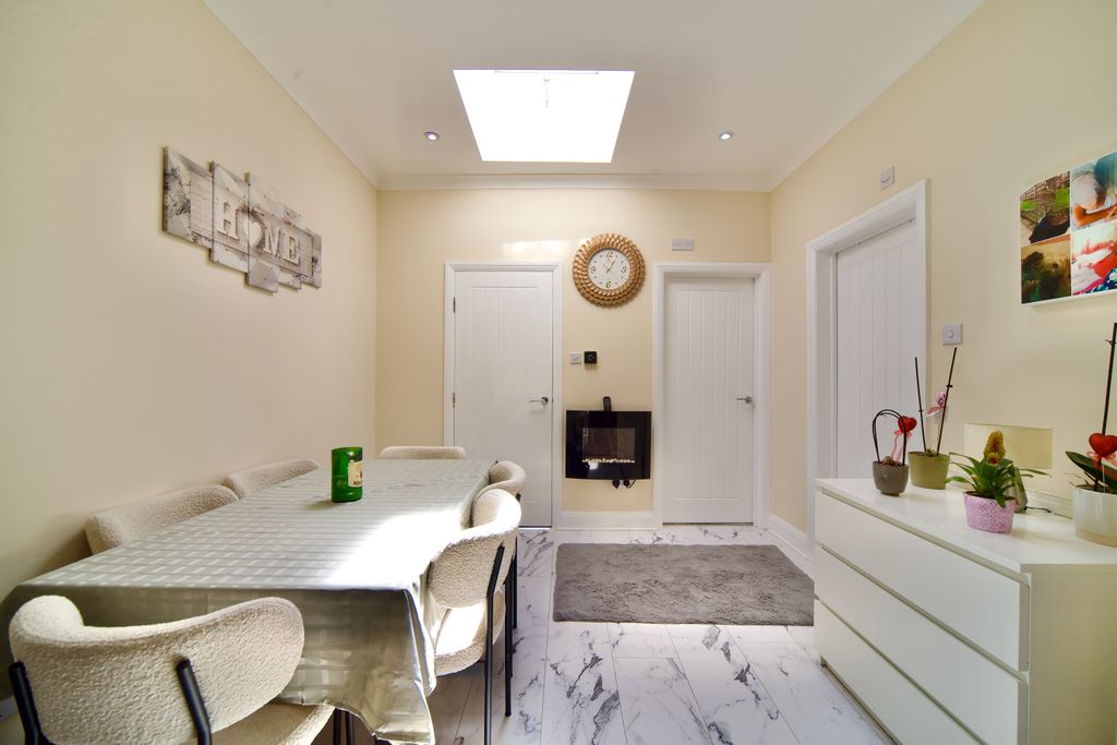 Property photo 3 of 21 Dining Area