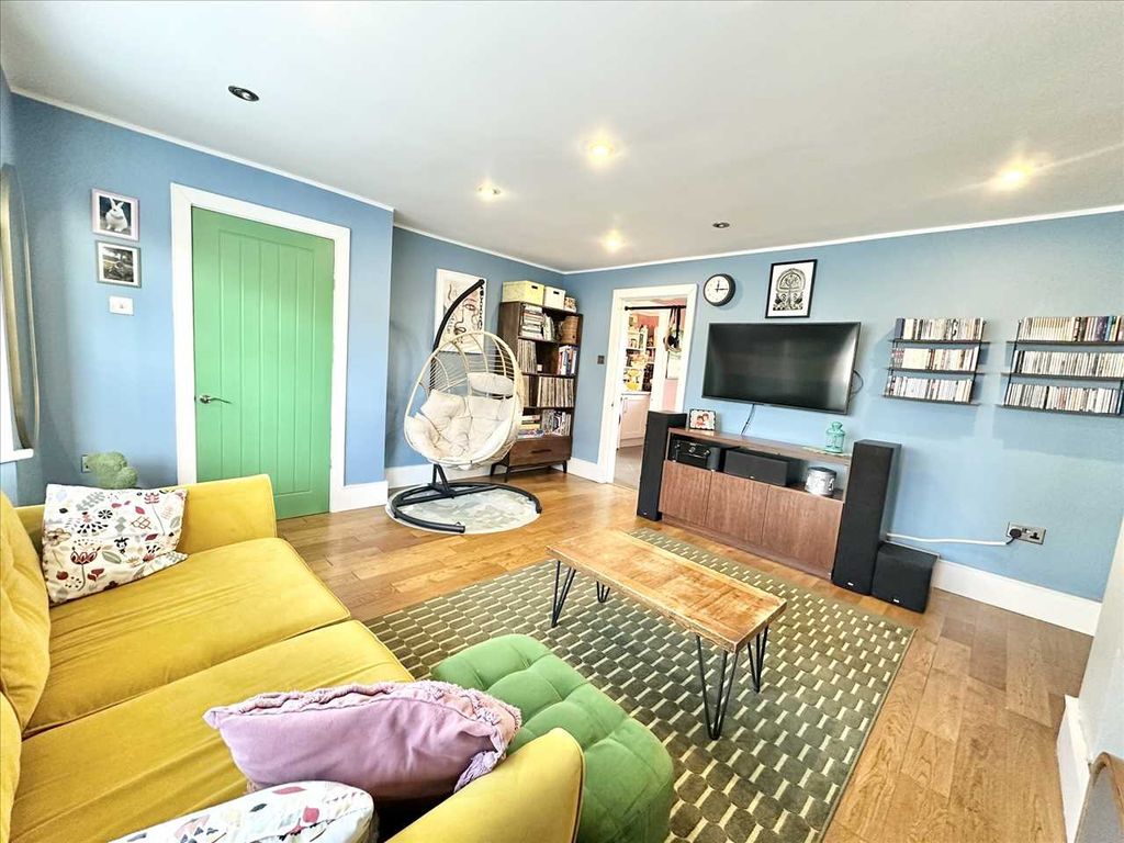 Property photo 3 of 23 Lounge