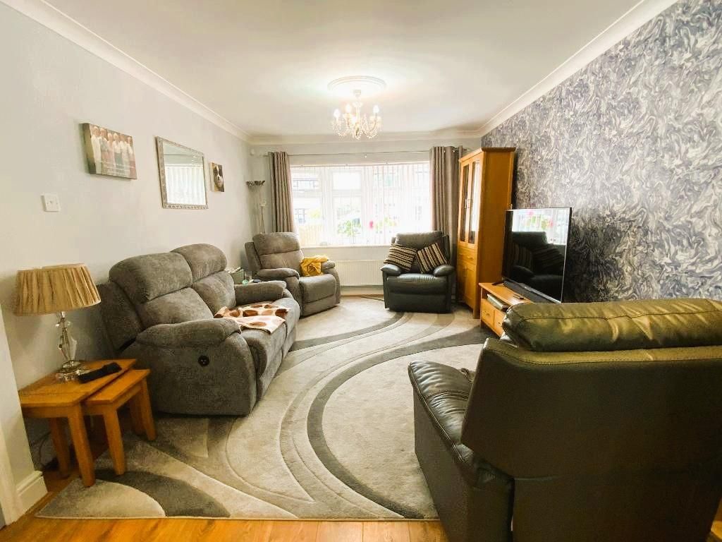 Property photo 3 of 17 Living Room 17'2 x 11'3