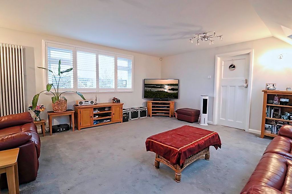 Property photo 2 of 22 Living Room