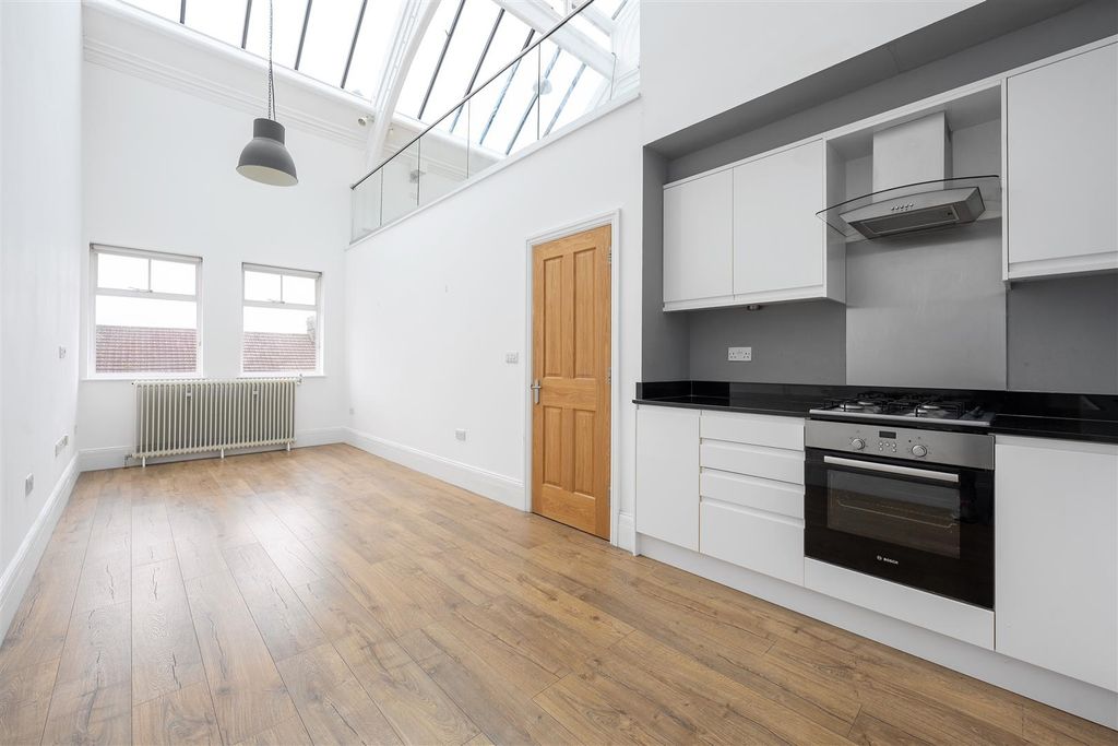 Property photo 2 of 24 Adelaide Road, E10