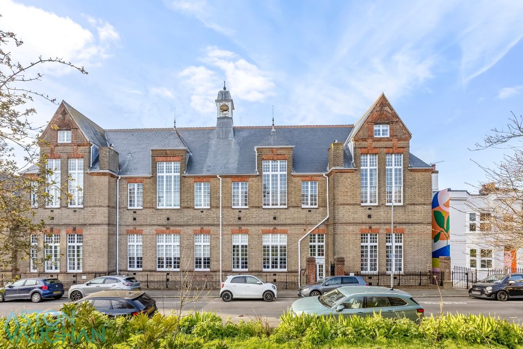 Property photo 2 of 17 4978193