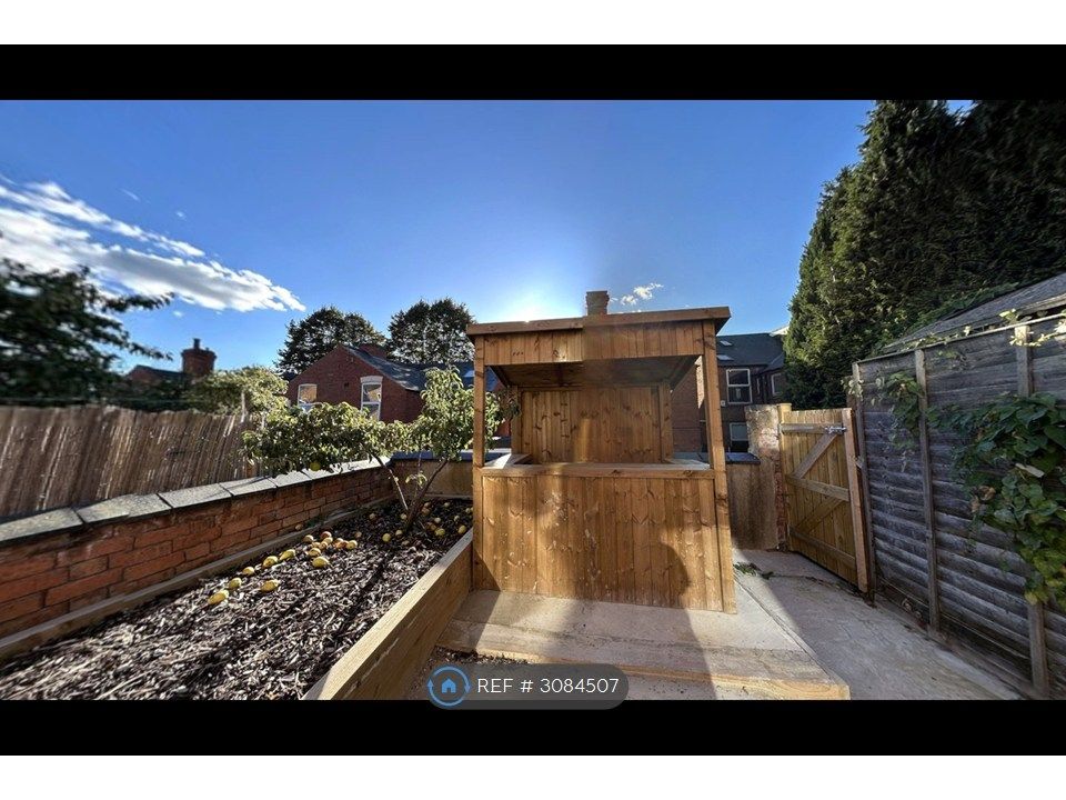 Property photo 3 of 14 Garden & Outdoor Bar