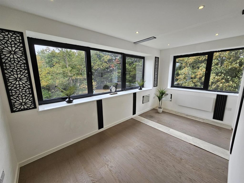Property photo 2 of 8 Liv Room.Jpg