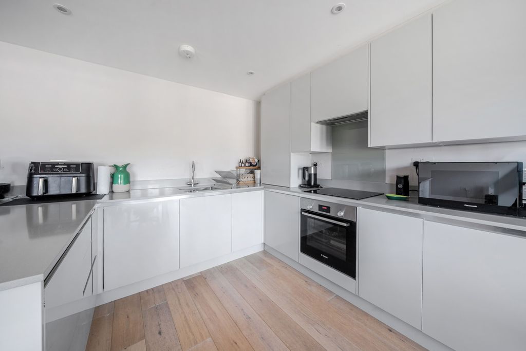 Property photo 3 of 16 1483745-11-6A4250...