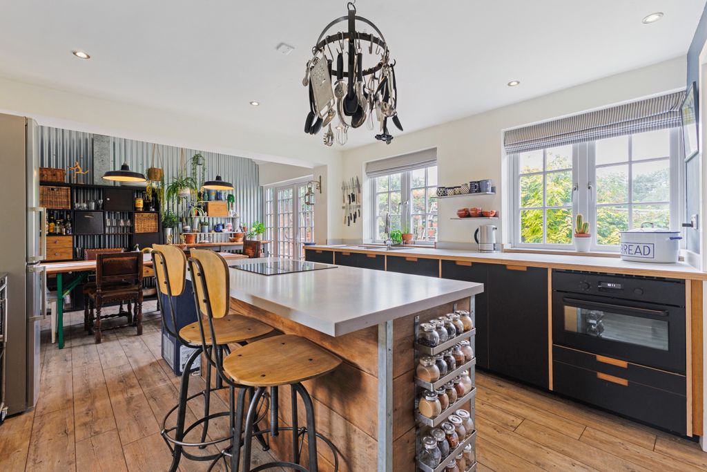 Property photo 3 of 17 Kitchen