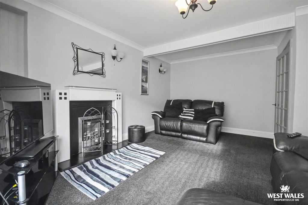 Property photo 3 of 25 Living Room