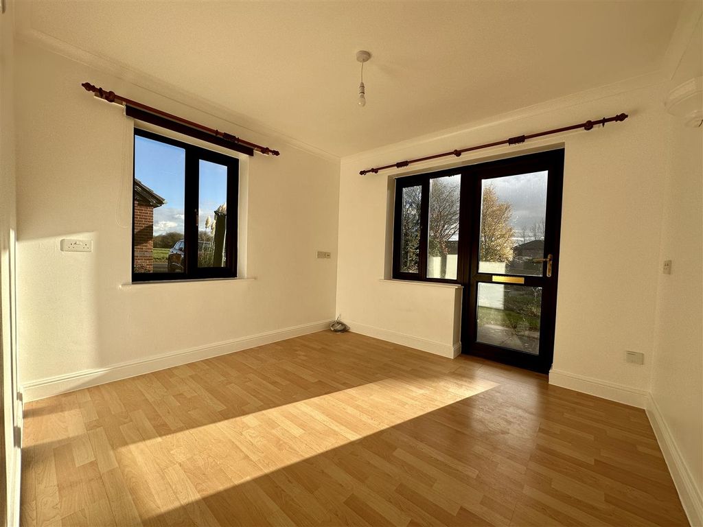 Property photo 3 of 6 Lounge