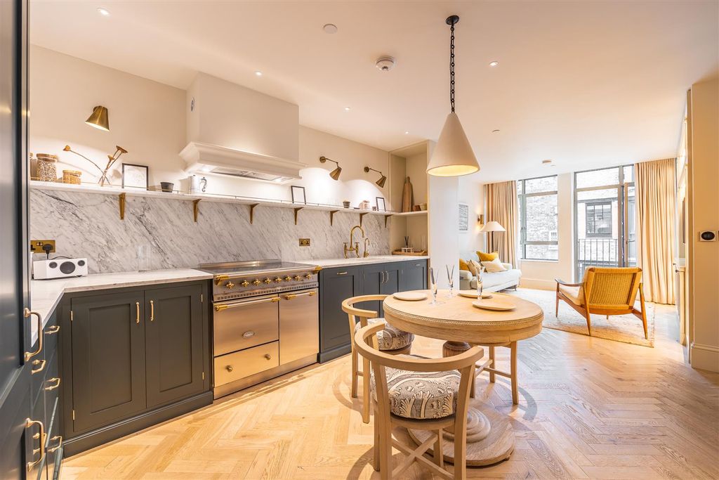 Property photo 2 of 12 Tottenham Mews-4.Jpg