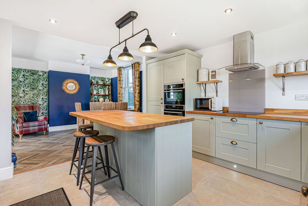 Property photo 3 of 28