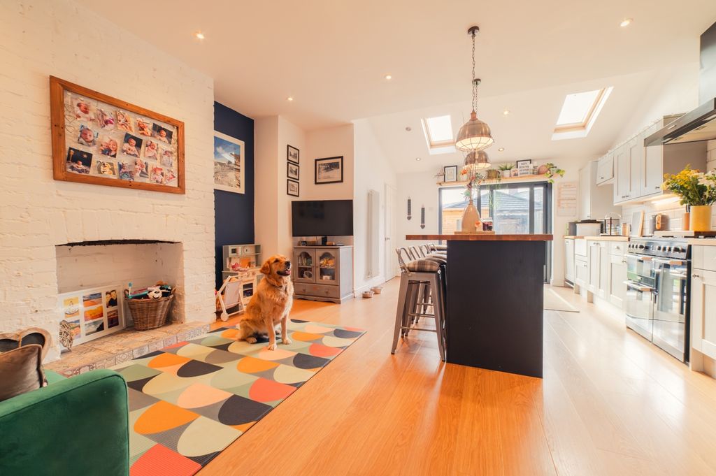 Property photo 2 of 30 Award-Winning Media Team On Every Listing_21