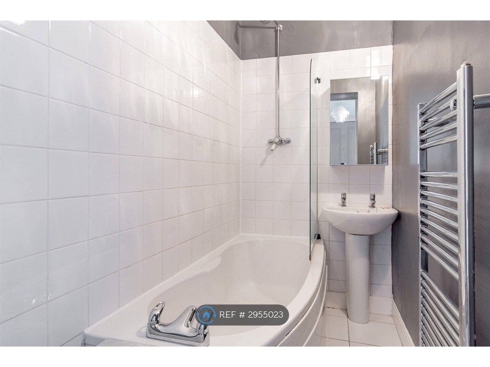 Property photo 3 of 10 Bathroom
