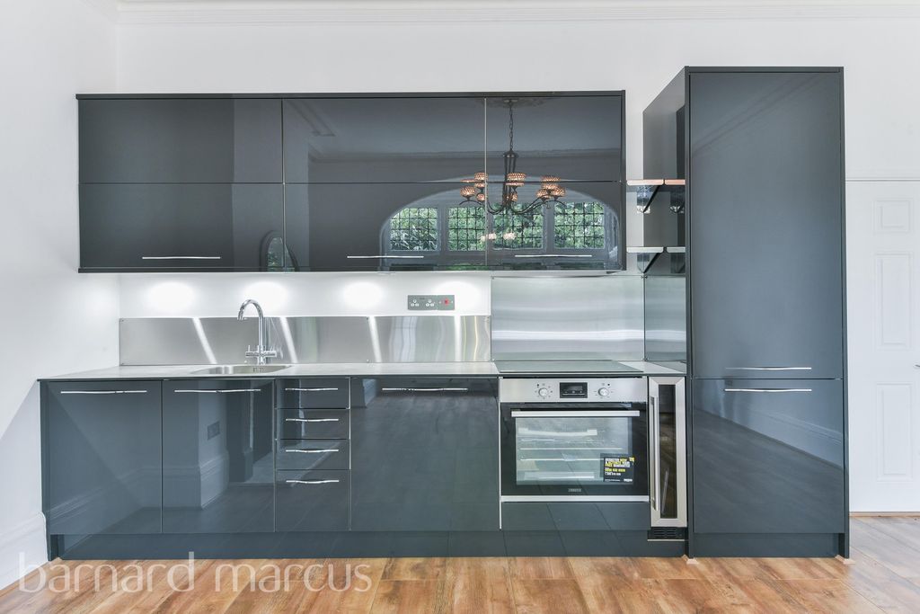 Property photo 3 of 8 Kitchen