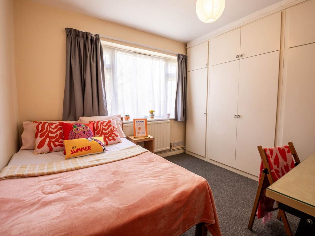 Property photo 3 of 7 71Beaconsfieldflat1 - Bed 1