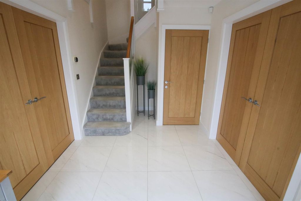 Property photo 3 of 23 Entrance Hall