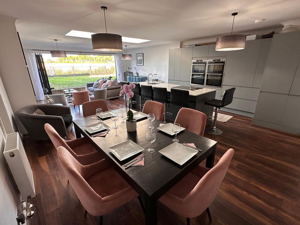 Property photo 2 of 17 Dining Area