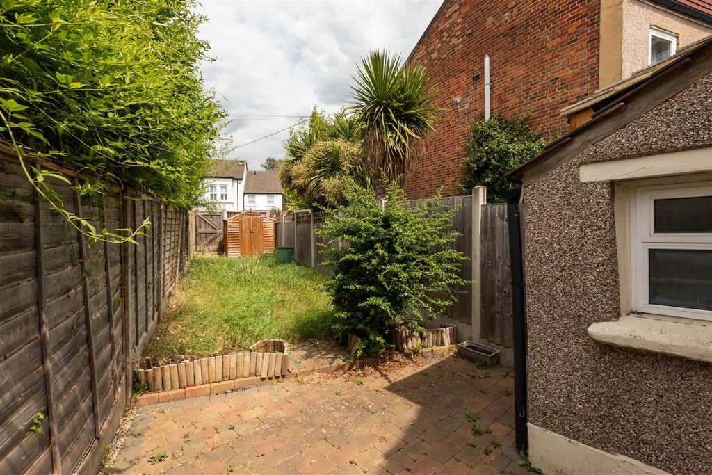 Property photo 3 of 30 Maybank Road, E18
