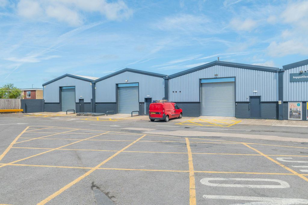 Property photo 3 of 8 1-3-Great-Western-Trade-Centre,-Swindon-16.Jpg