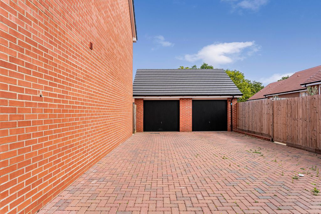 Property photo 2 of 22 Garage