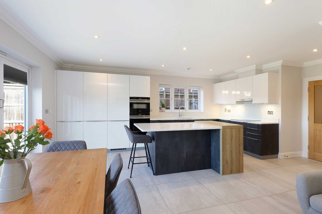 Property photo 3 of 18 Picture No. 12